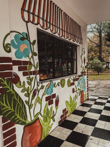 Buffet La Salle · Ventana y mural exterior