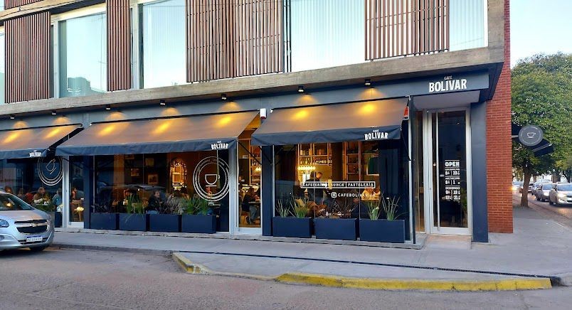 Fachada de Café Bolívar en la esquina de Bolívar y España, Gualeguaychú