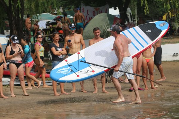 SUP · Con la tabla junto al río