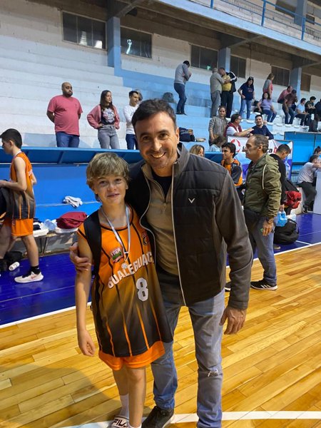 Fernando junto a Alfonso con la camiseta número 8 de la selección de básquet de Gualeguaychú