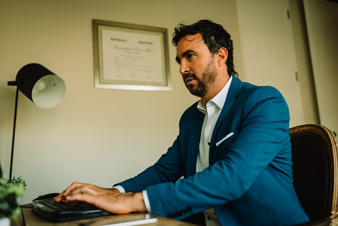 Fernando Zubillaga trabajando en su escritorio
