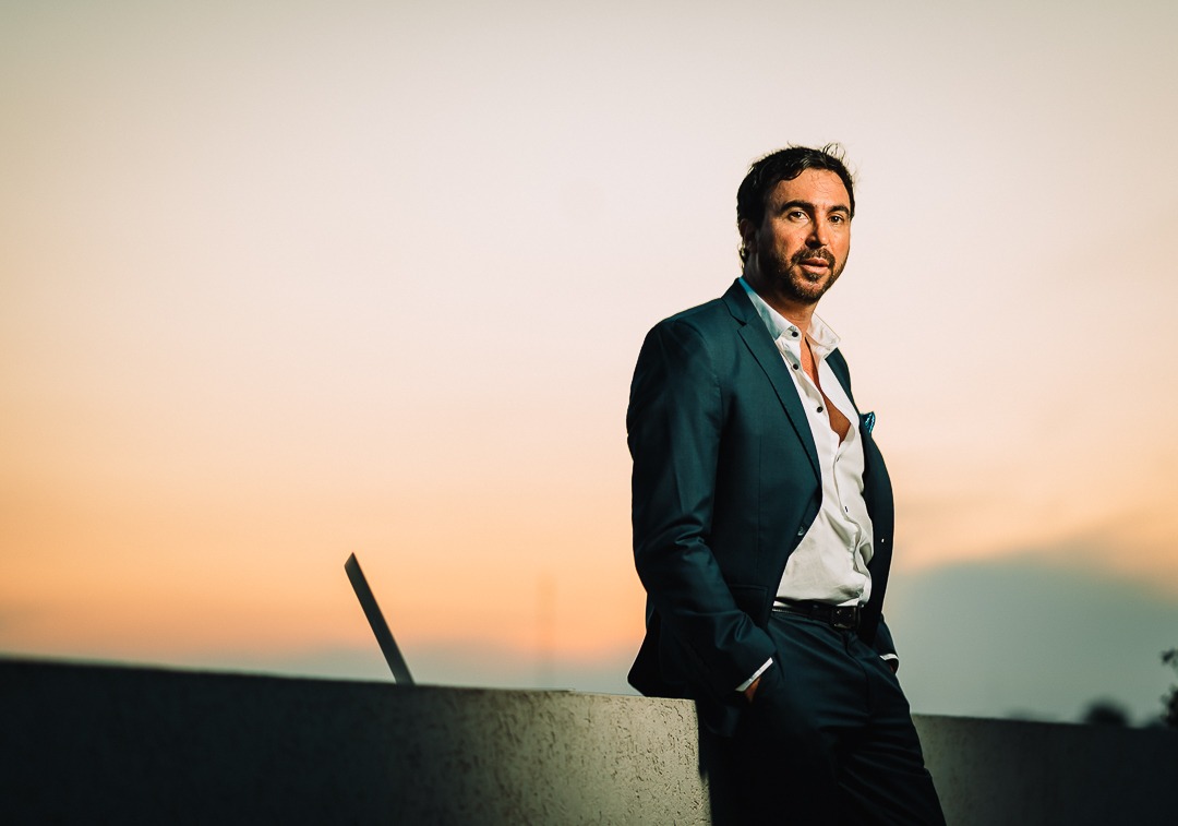 Fernando en una terraza al atardecer