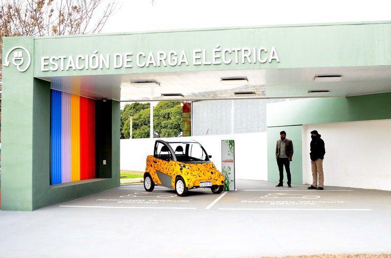 Vehículo eléctrico en la estación de carga