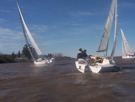 Veleros en el río