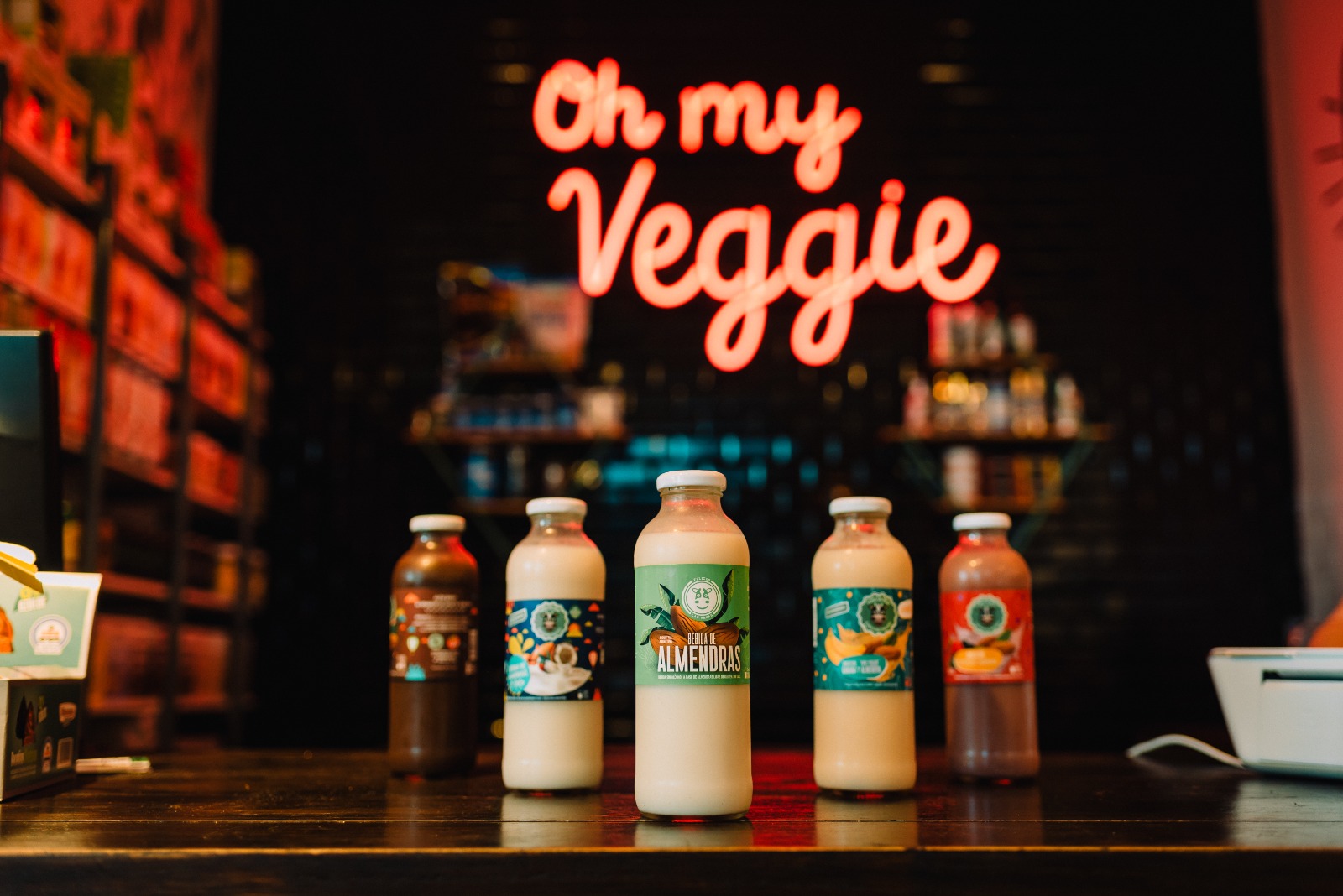 Productos y cartel de Oh My Veggie en el interior de la tienda