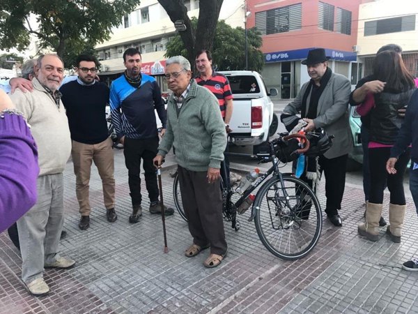 Viaje en homenaje a Tatú · Junto a la bicicleta